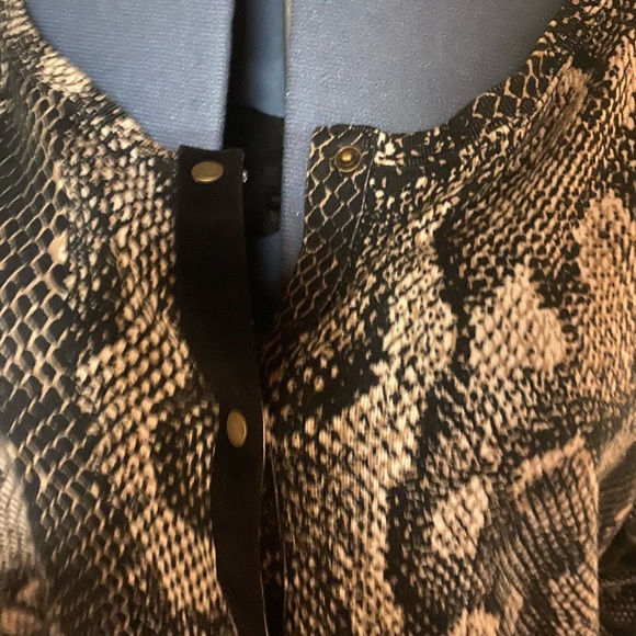 Rafaella Snake print Top / Tunic / Jacket with suede trim and brass snaps. 1X - Picture 5 of 8